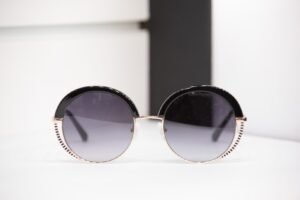  Oliver Peoples