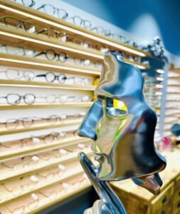 LE MARCHAND DE LUNETTES