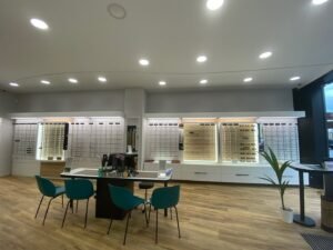 Opticien Versailles - Optic 2000 - face à la gare rive droite